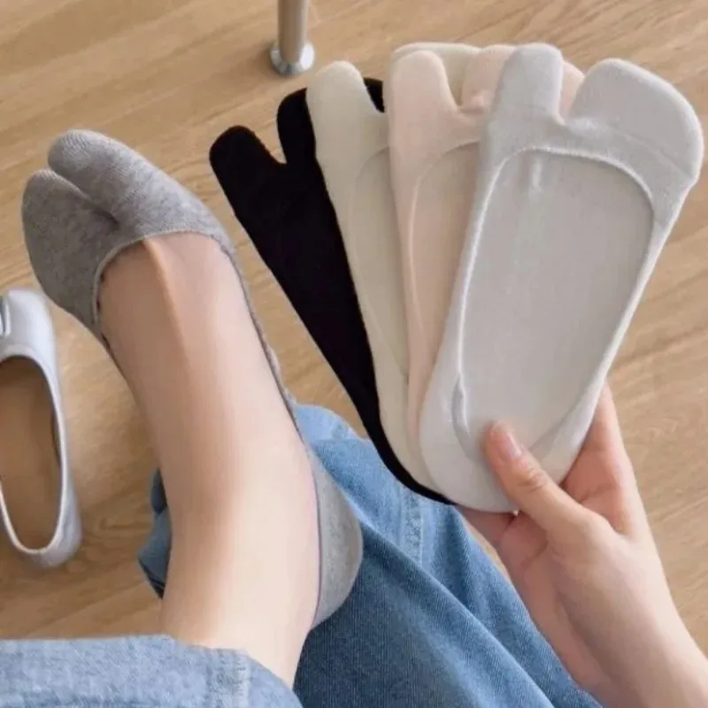 Shallow Summer Thin Flip Flop Socks Women Invisible Boat Sock with Anti-slip Strip Solid Color Two Toe Sock Suit Horseshoe Shoes