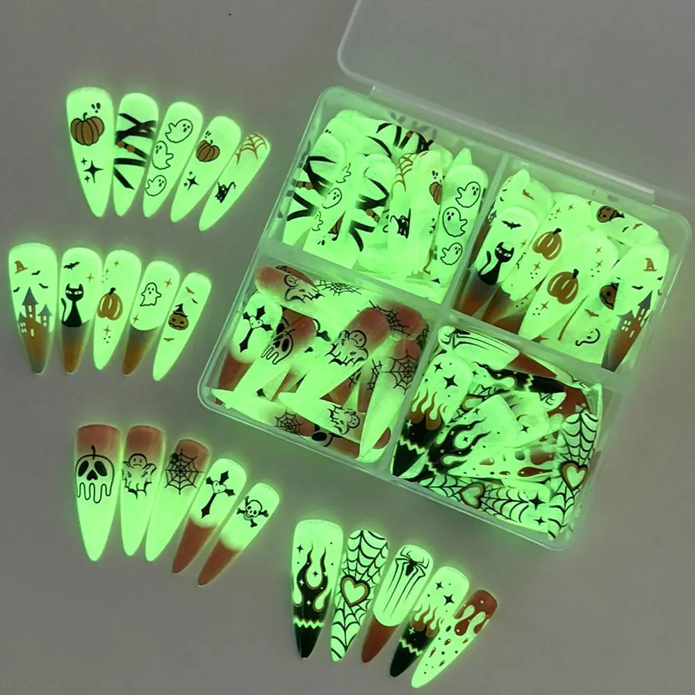 96 Stück leuchtende, im Dunkeln glänzende Halloween-Press-On-Nägel in der Form von langen Mandeln, mit 3D-Motiven wie Geistern, Kürbissen und Kreuzen, sowie Totenköpfen, als vollständige Nagelverlängerung für Partys. – Detail 4