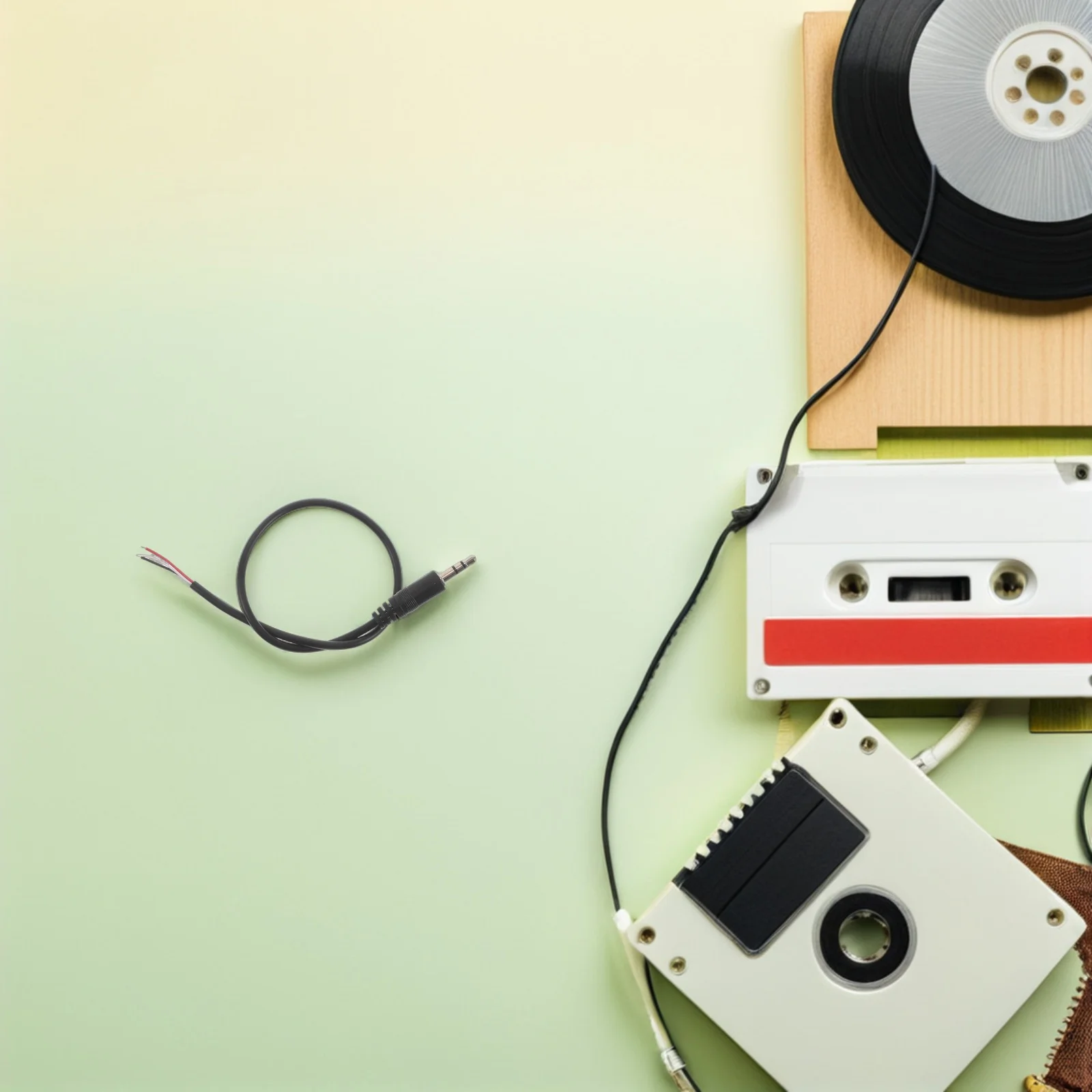 

Universal 3.5mm Audio Connection Cable Male to Male Aux Cord for in Cars Homes Portable Devices