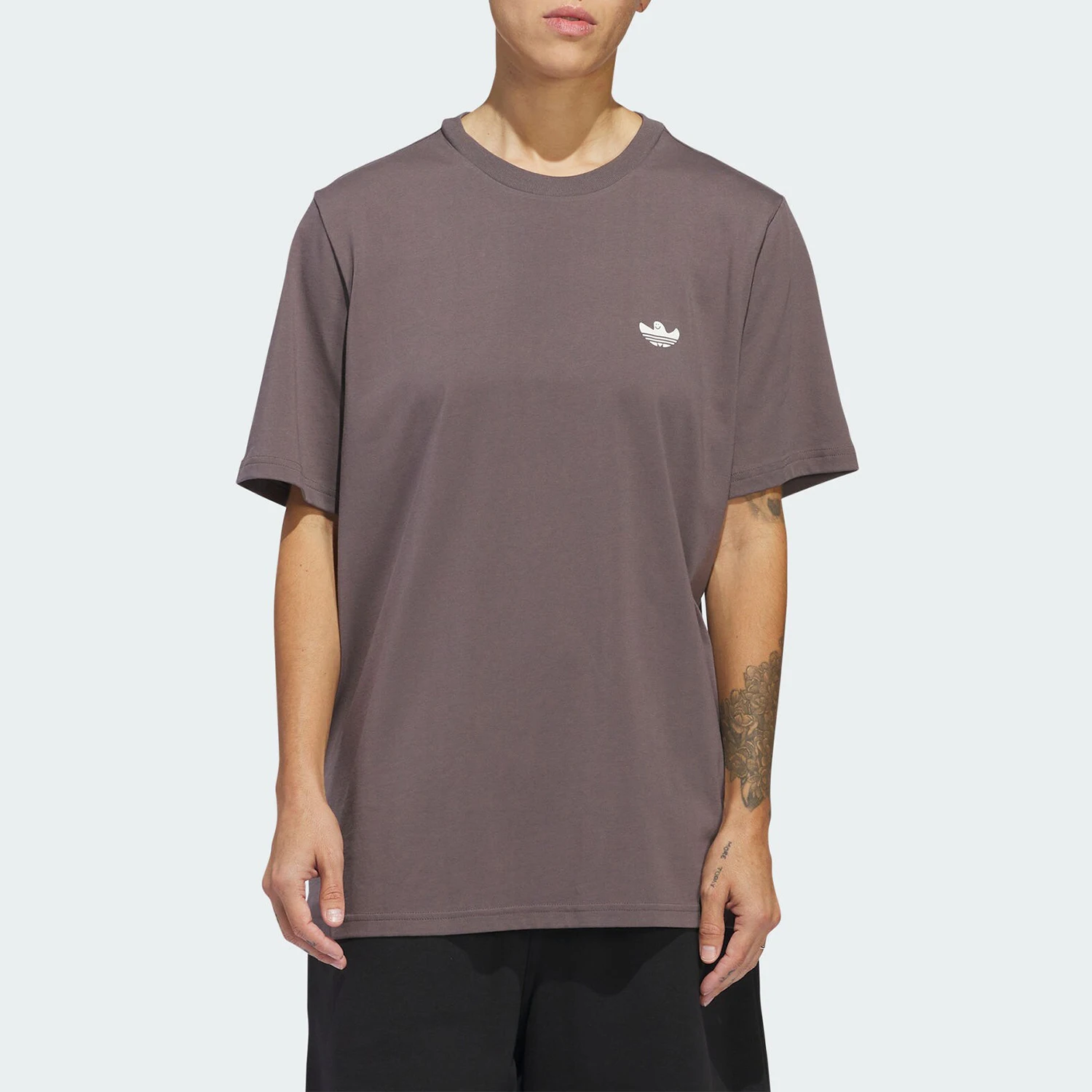 

Официальный оригинальный мужской спортивный рукав Adidas SHMOO G SS TEE3 с коротким рукавом с принтом IU0094