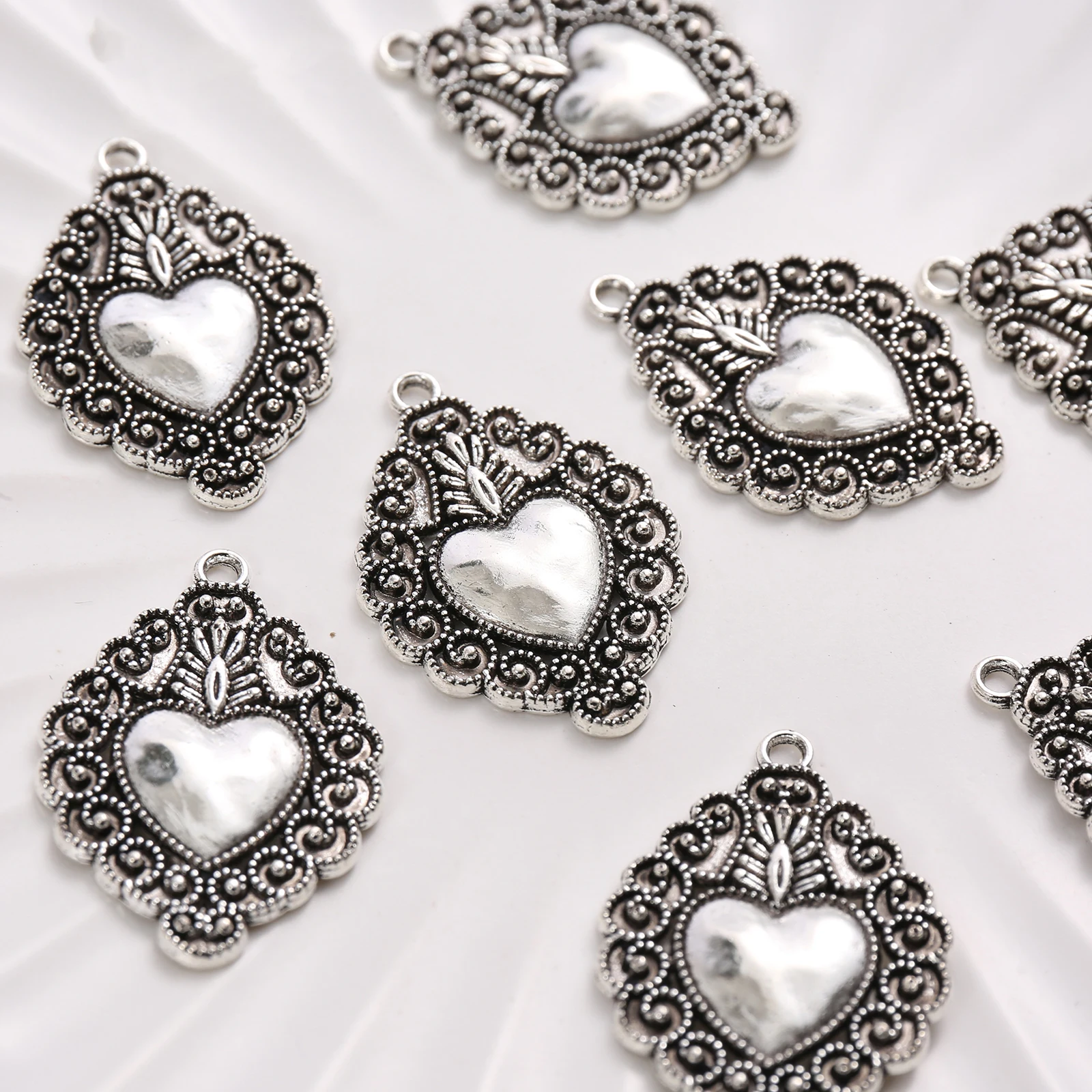 5-Piece Set of Embossed Rolled-Edge Heart Charms, Vintage Distressed Lace Outline Heart-Shaped Mini Pendants, Suitable for DIY Bracelets, Necklaces, and Earrings, Vintage Floral Handmade Beaded Jewelry Accessories