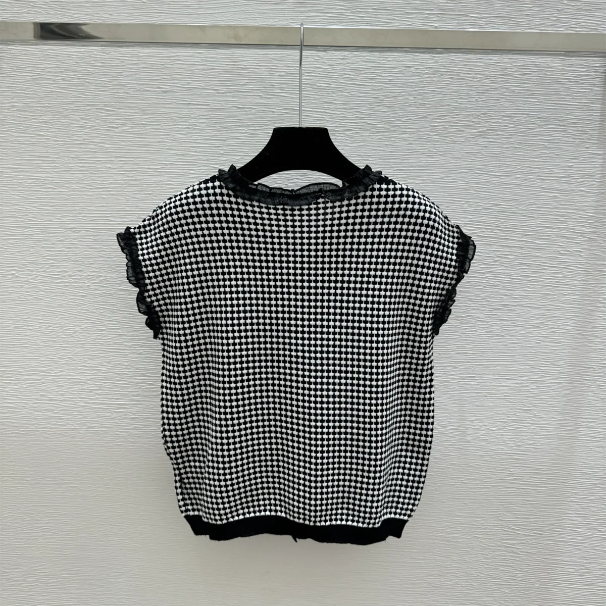 2026 High-Quality Women's Black and White Checkered Wood Trim Sleeveless Knit Cardigan--hb721
