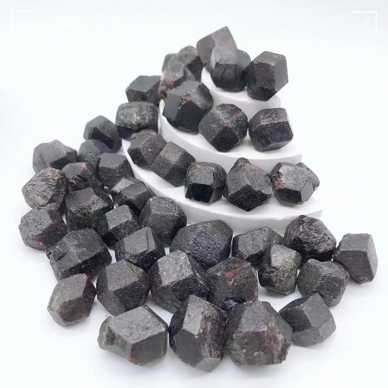Natural Stone Red Garnet Crystal Rough Stone Gemstone Mineral Raw Stones Specimen Crystal Energy Healing Home Decor Gifts