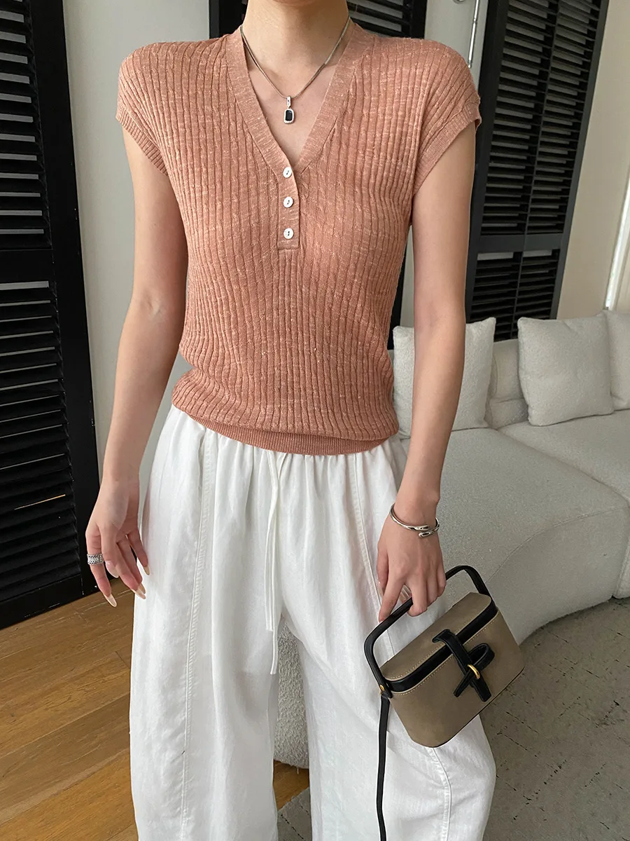 Sommerlicher Damenpullover in unifarbenem Design mit Knopfleiste, V-Ausschnitt und schlankem Schnitt, kurzärmelig. – Detail 23