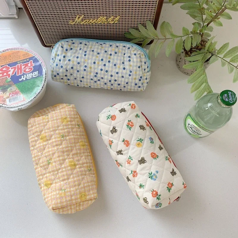 Bolsa de cosméticos Floral coreana para mujer, bolsa de maquillaje de muñeca, organizador de cosméticos de viaje, estuche de belleza de tela acolchada, estuches de lápices