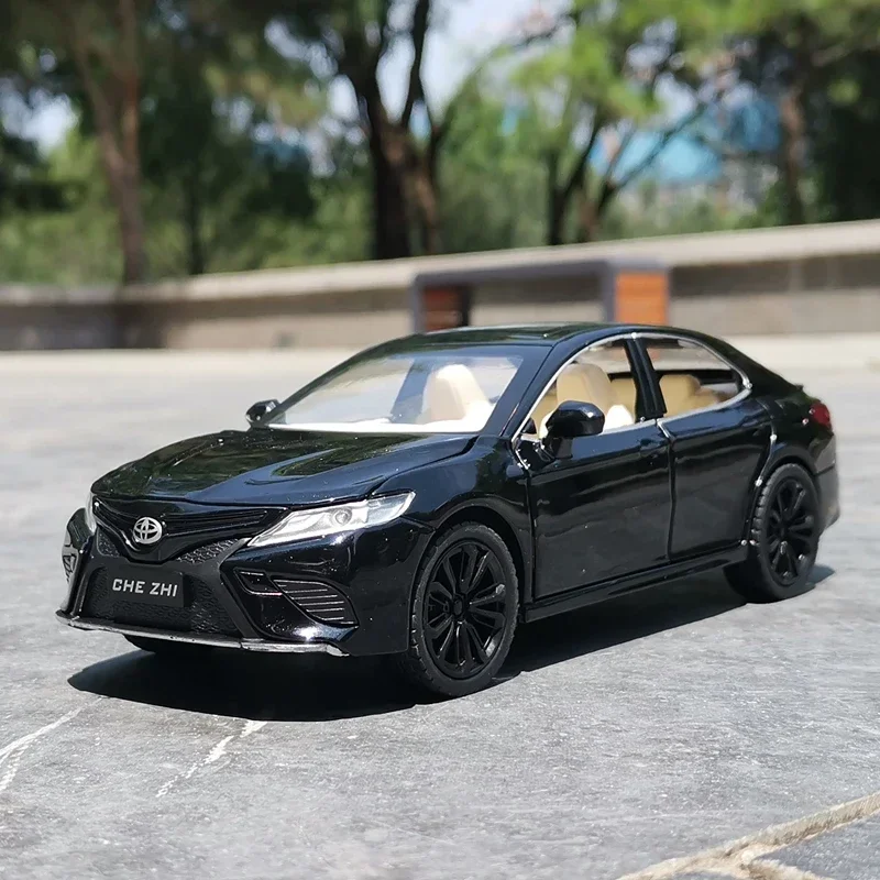 1:24 Toyota Camry Alloy Car Model Toys For Boy 6 Doors Can Be Opened Metal Body Plastic Chassis Rubber Tire A165