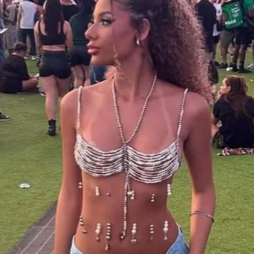 2025 Luksusowy design Kamizelka wiązana na szyi Wielowarstwowe plastikowe tkane perły Koraliki Łańcuszek na piersi Letni klub nocny Seksowny biustonosz Biżuteria do ciała