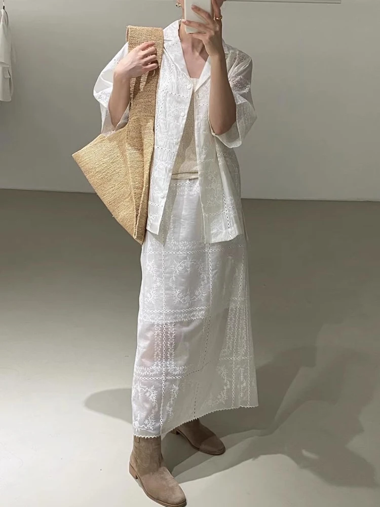 レトロシックな夏の透かし刺繍フックフラワー半袖トップスとハイウエスト万能ミニスカートのセットアップ レディースファッションアンサンブル