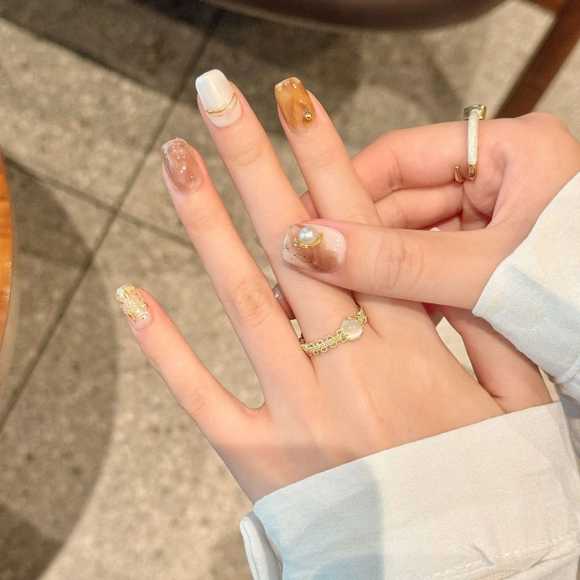 الصحافة اليدوية على الأظافر بريق اللؤلؤ الأبيض ديكور الأظافر كاذبة غطاء كامل يمكن ارتداؤها الرجعية الباروك الفرنسية قصيرة نصائح الأظافر وهمية #5