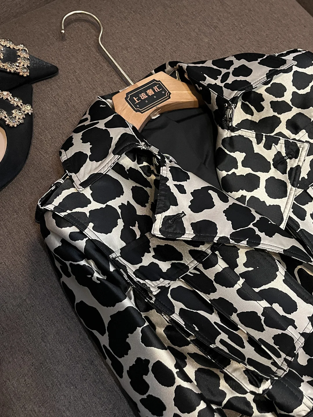 Faionable Briti Sle Langer Mantel mit Gürtel, Leopardenmuster, 2025, Winter, Neuankömmling, lockere Passform, Lederjacke für Damen