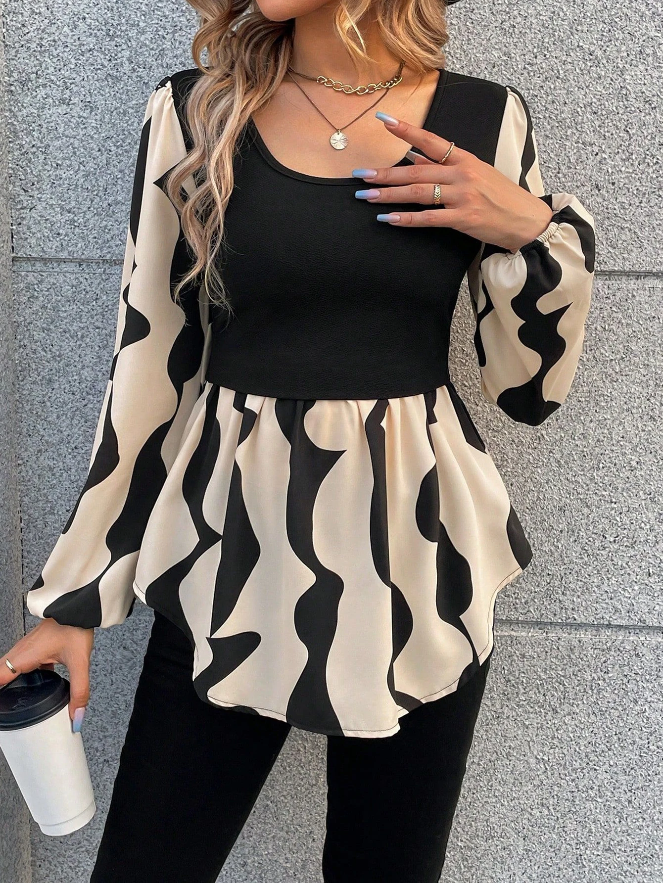 بلوزة نسائية طويلة الأكمام بطباعة تجريدية، رقبة مربعة، تصميم أسود - بيج، مثالية للخططات غير الرسمية وأيام المكتب