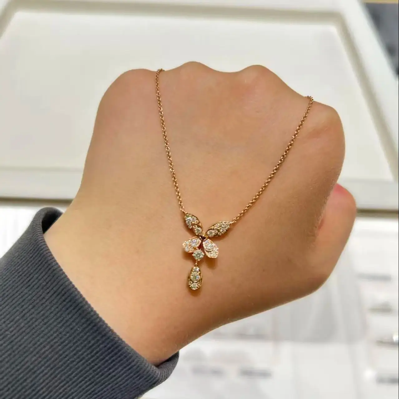 

Высококачественные модные люксовые украшения 2026: Новое женское ожерелье с уникальным дизайном подвески-бабочки, классический бренд, изысканные подарки