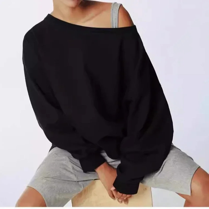 Le design de l'épaule inclinée de rue est ample et large, pull lourd, Spice Girl à épaules dénudées et fin, haut de niche