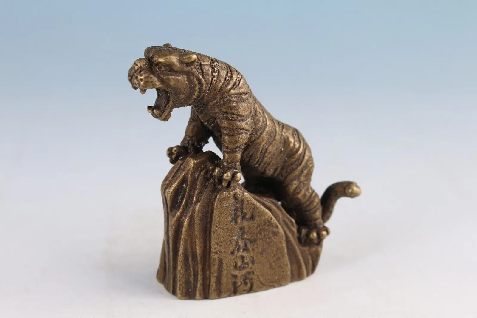 Rare chinese bronze hand cast up tiger statue collectable figure gift netsuke