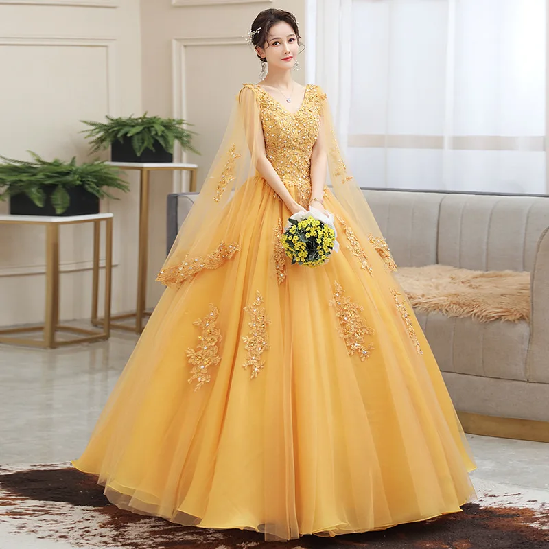 Golden ชุดไปงานเต้นรำ Quinceanera กับ Cape V คอลูกไม้ Appliques Beaded เจ้าหญิงชุดราตรีหวาน16ชุด Vestido De 15 anos