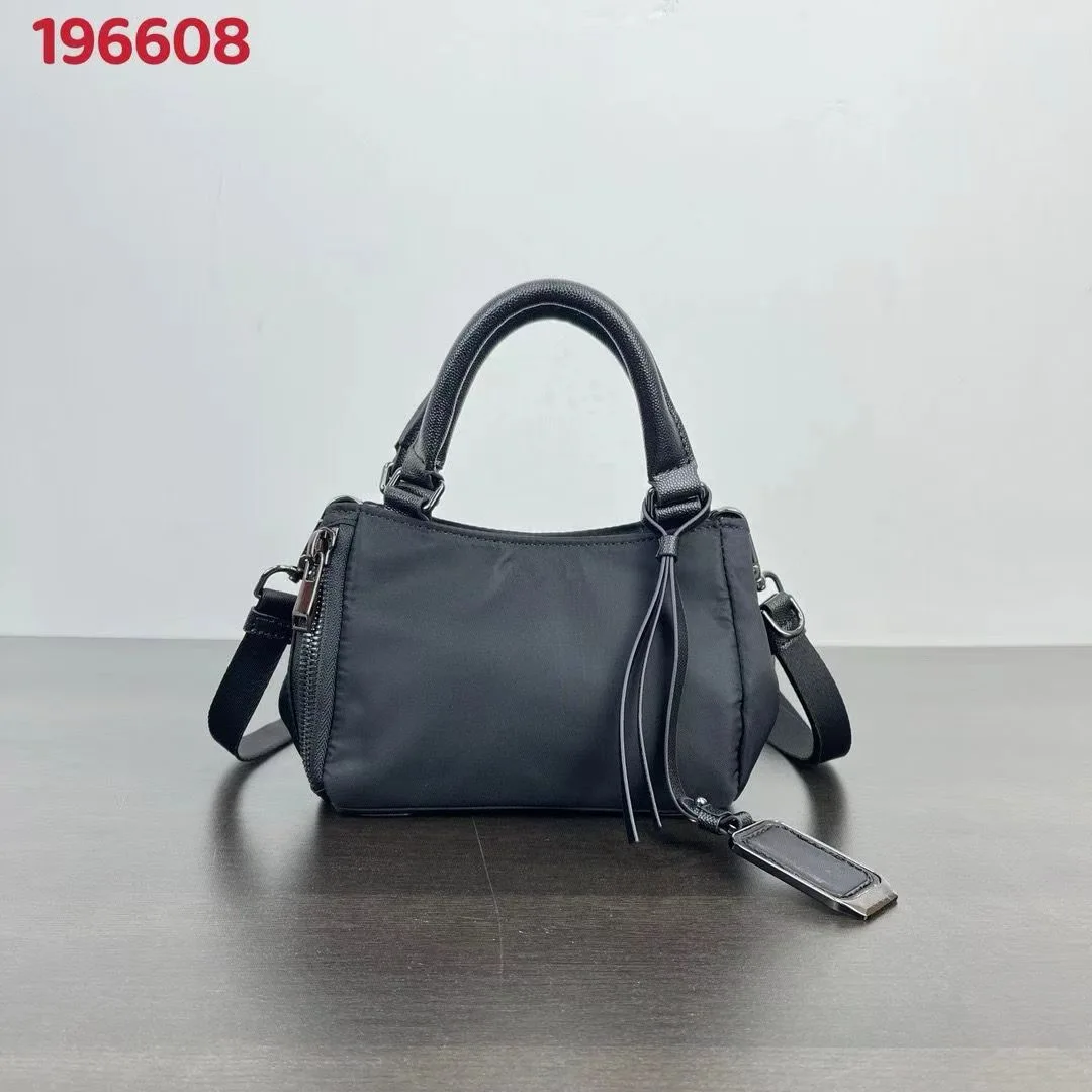 

Новая мини-сумка для женщин | Сумка-кроссбоди из нейлона серии Voyageur с верхней ручкой 196608