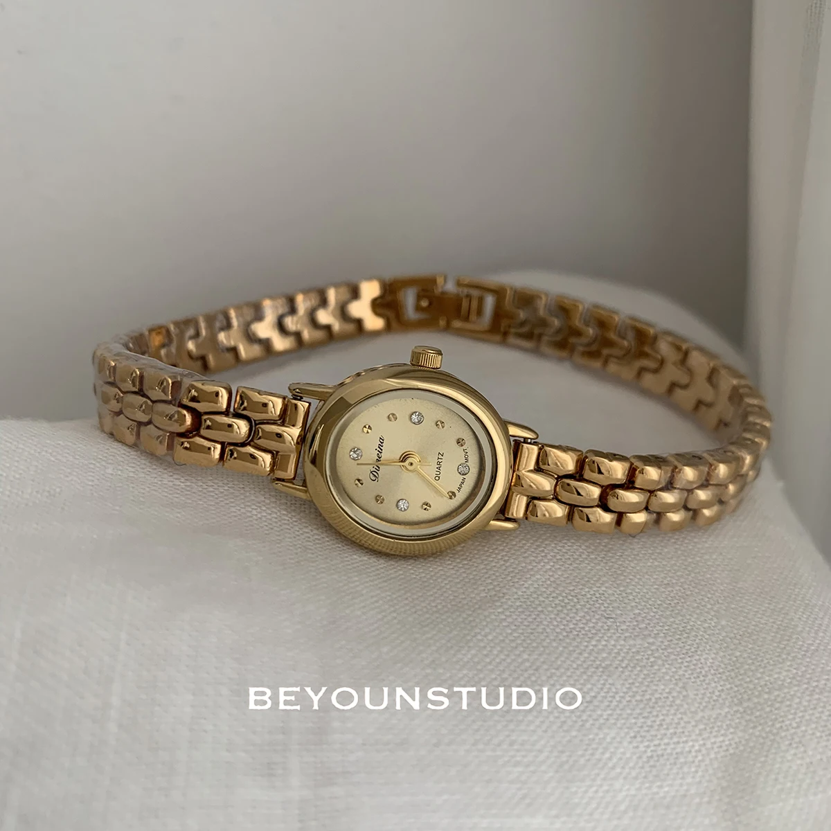 Exquisite mini oval dial retro fashion temperament all-match quartz watch for women, ladies gift, ladies accessories