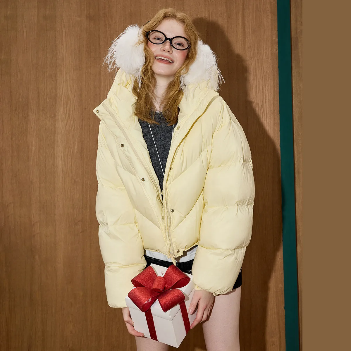 سترة نسائية شتوية لعام 2025 بأكمام منتفخة 90% سترة قصيرة بقلنسوة معطف منتفخ لملابس صغيرة فضفاضة ومريحة كبيرة الحجم