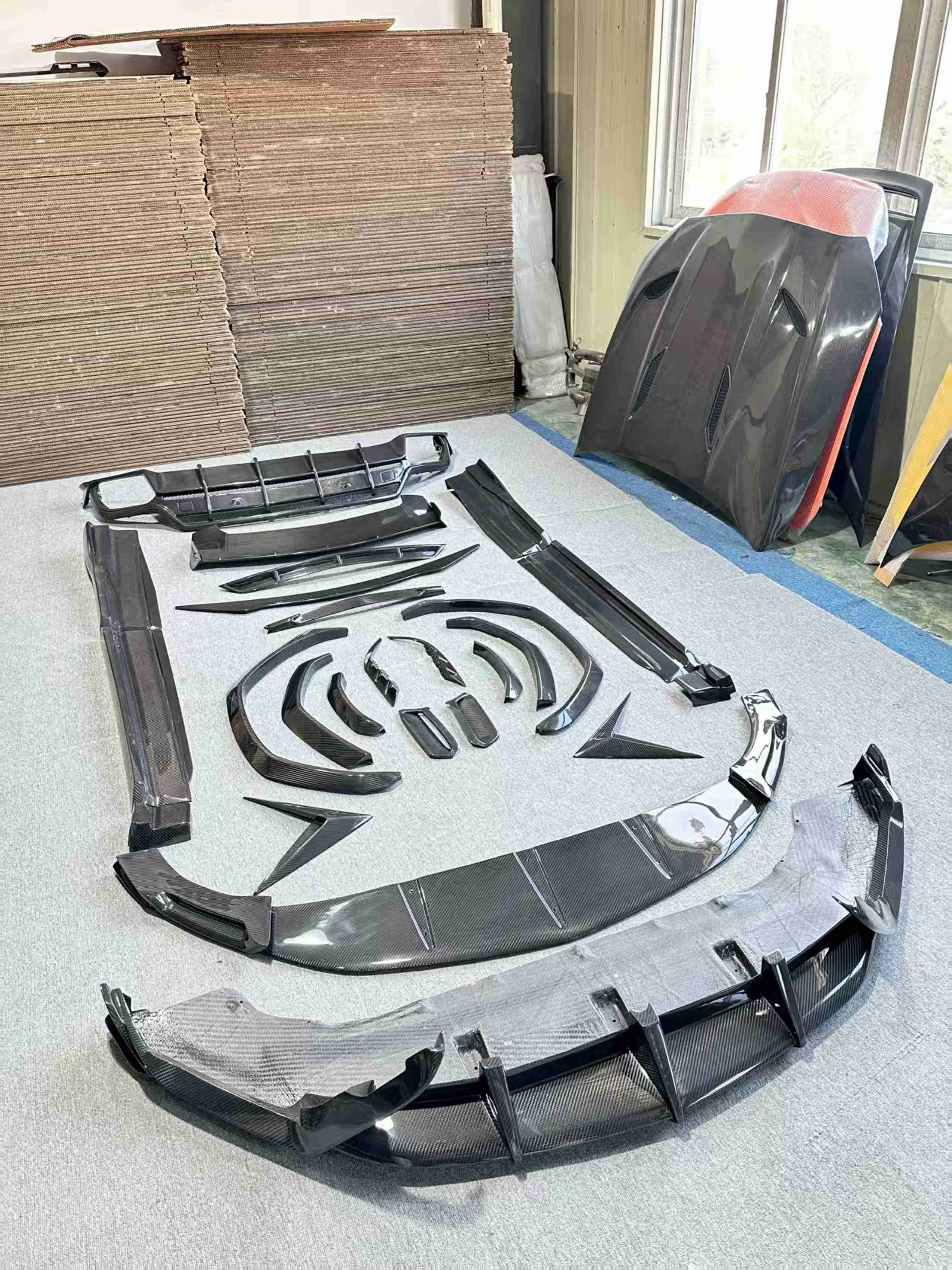 Dry Carbon Fiber Top Style Front Lip Side Skirt Rear Diffuser Rear Spoiler Wheel Eyebrows Kit for theLamborghini URUS S 2024+