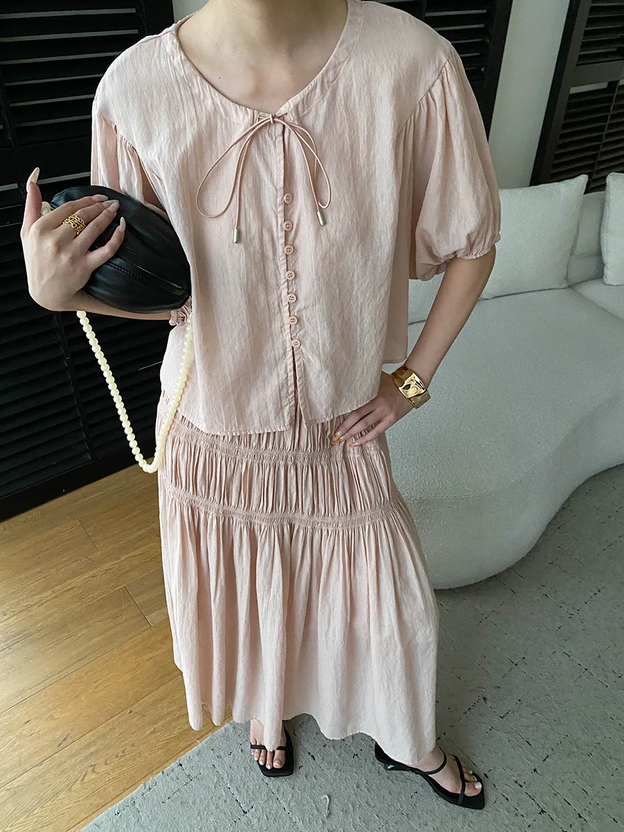 Sommerliches Damen-Set: Lässiges, einfarbiges, französisches Spitzenhemd mit kurzen Ärmeln und plissiertem, elastischem Rock mit hoher Taille – Detail 5