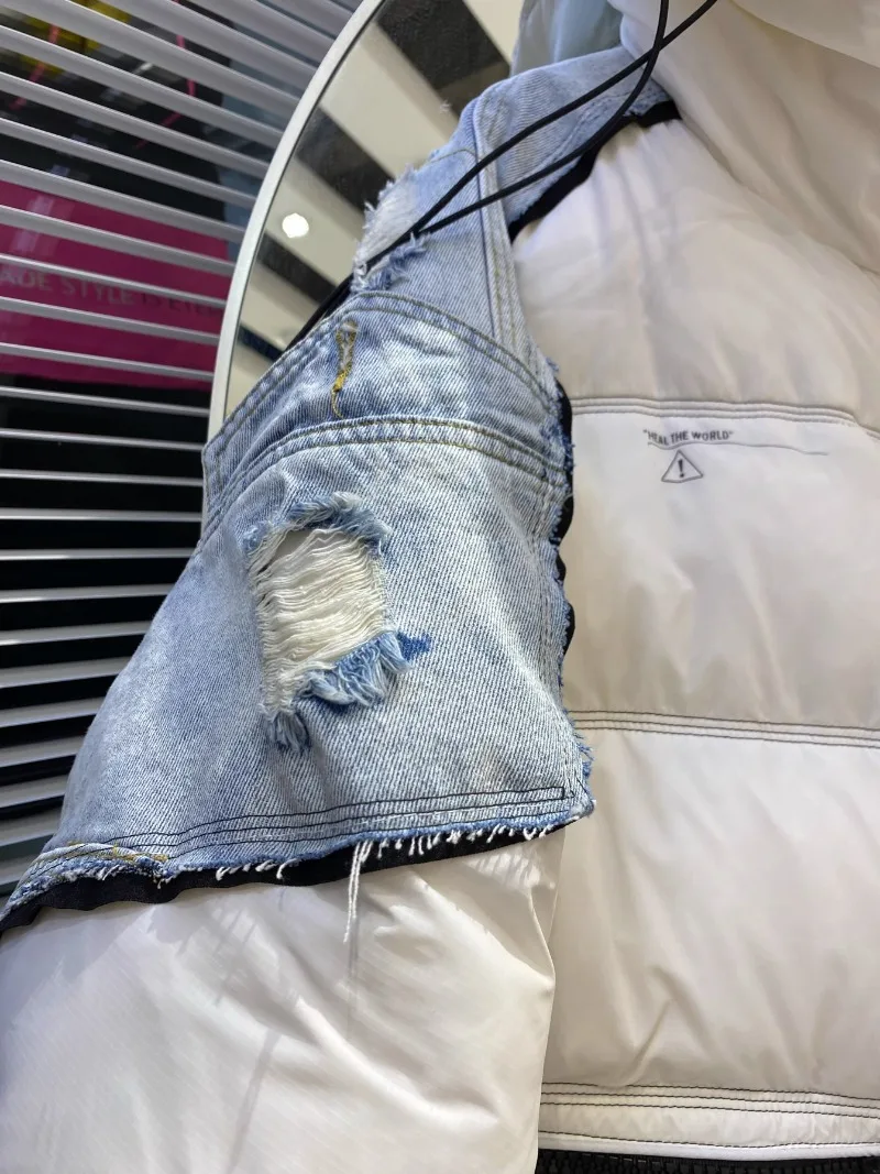 2024 Piumino invernale nuovo denim europeo con giunture Giacca corta personalizzata con cappuccio in colore a contrasto per donna