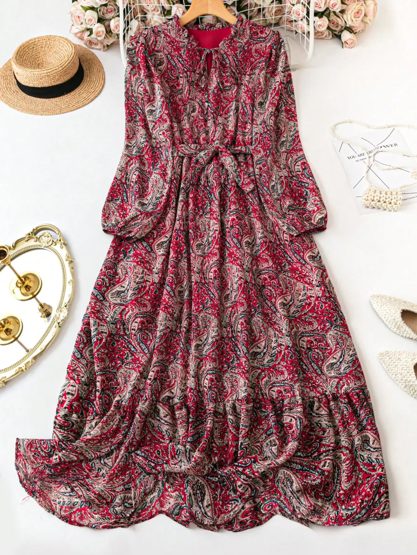 

Красное макси-платье с принтом пейсли, длинными рукавами, завязками на талии и расклешенными рукавами