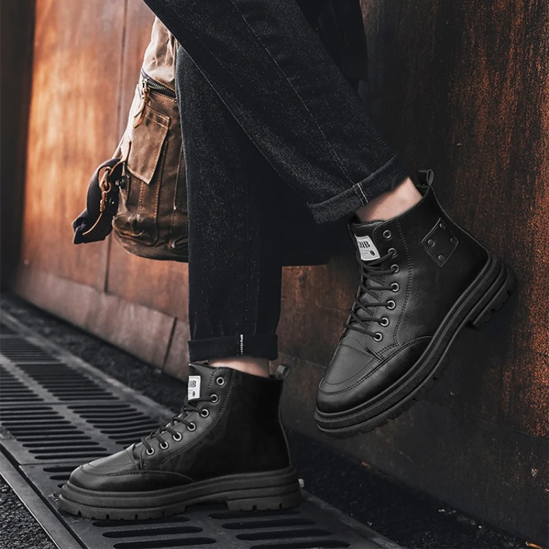 รองเท้าบูทผู้ชายแฟชั่นหนัง รองเท้าบูทมอเตอร์ไซค์ผู้ชาย ดีไซน์สไตล์อังกฤษ รองเท้าบูทข้อเท้าแบบใหม่ รองเท้ากีฬาผู้ชายหุ้มข้อสูงกันลื่นสำหรับกิจกรรมกลางแจ้ง