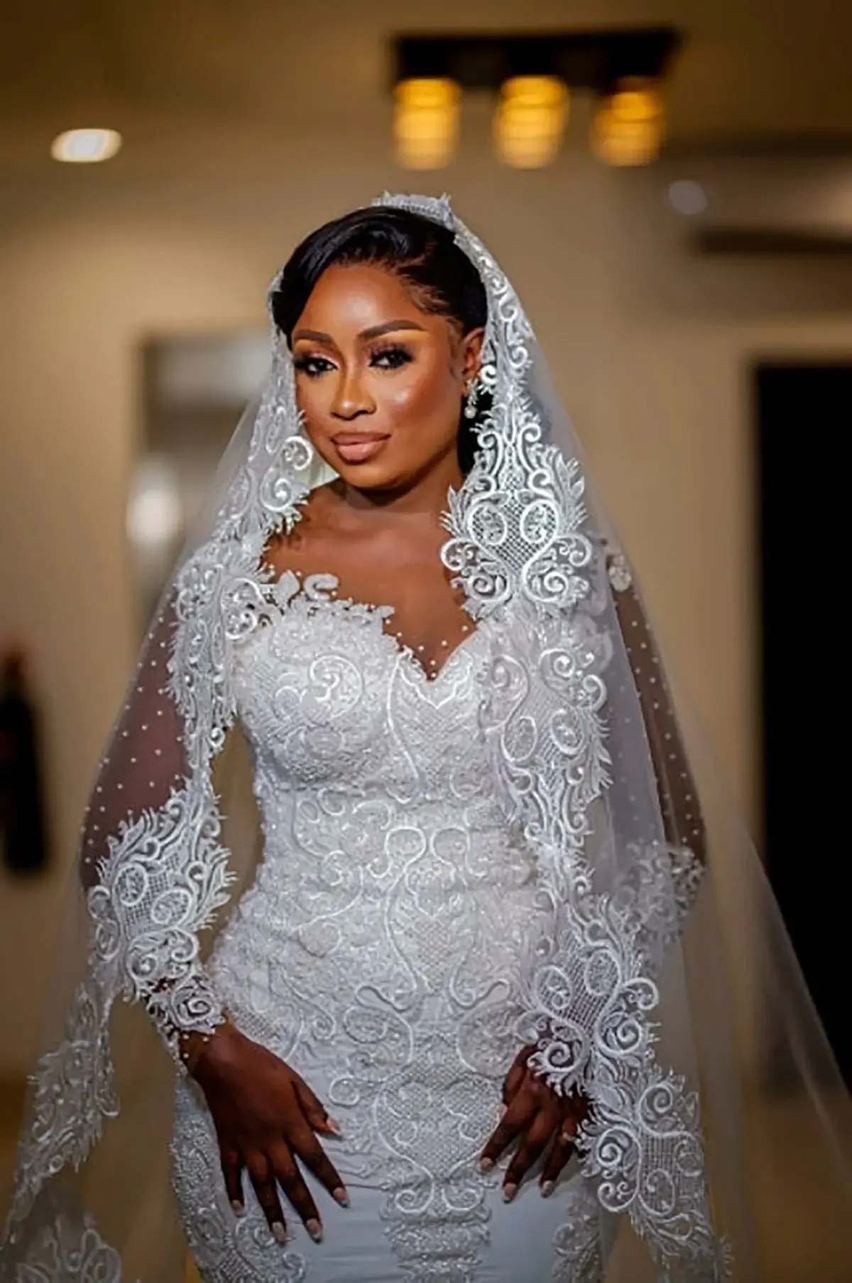 Abito da sposa a sirena personalizzato Collo trasparente Applicazioni in pizzo 3D Perle Abiti da sposa Abiti da sposa Illusione sexy