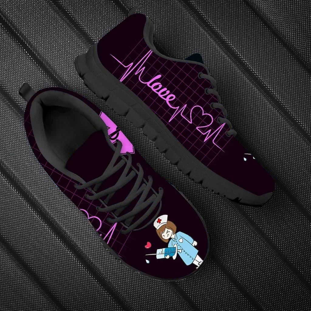 

Doginthehole Kawaii, женские туфли на плоской подошве с принтом медсестры и доктора, фиолетовая обувь с ЭКГ, обувь с сердцем, больничный работник, Zapatos De Mujer