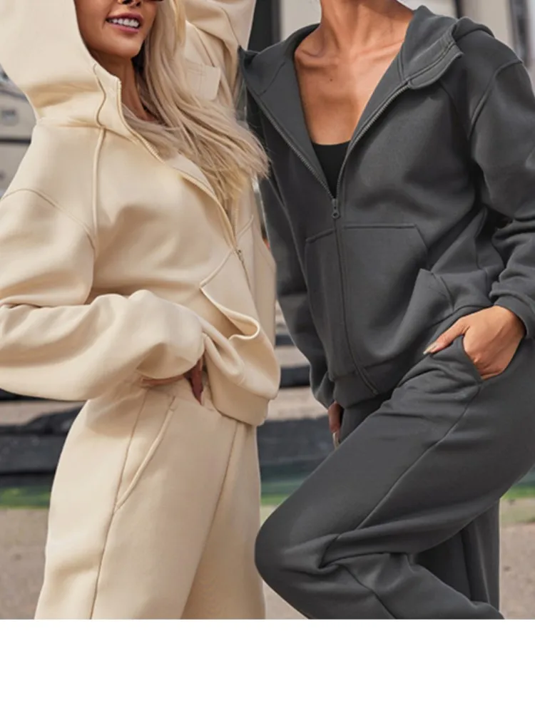 ชุดเซ็ตสองชิ้น เสื้อแขนยาวมีฮู้ดสีพื้นเรียบง่ายสำหรับฤดูใบไม้ร่วงและฤดูหนาว พร้อมกางเกงขายาวผูกเชือก สไตล์ลำลองใส่สบายสำหรับผู้หญิง