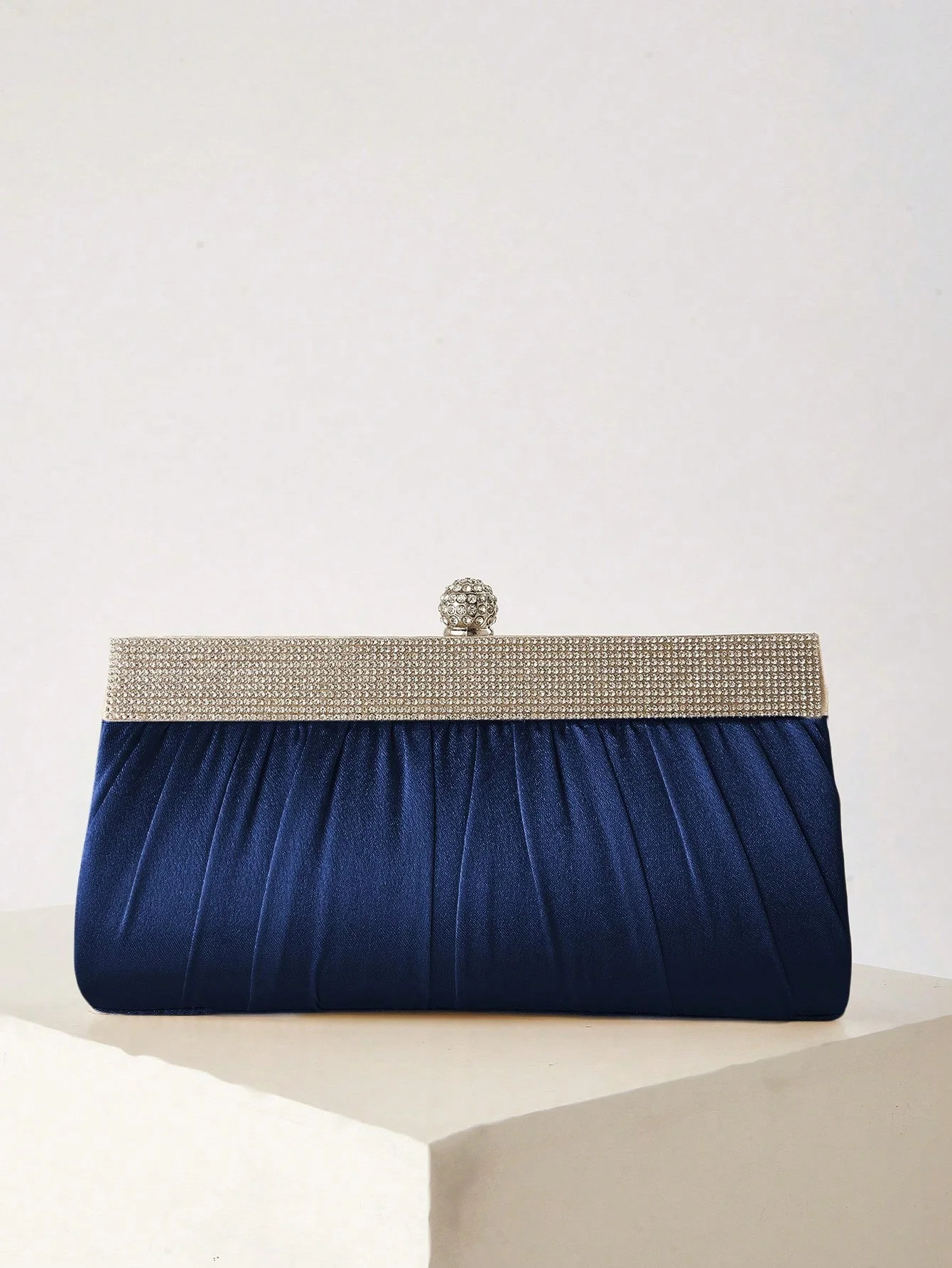 حقيبة يد نسائية عصرية وأنيقة ومتلألئة من حجر الراين، حقيبة مسائية، حقيبة حفلات، حقيبة مأدبة كروية رائعة وساحرة.