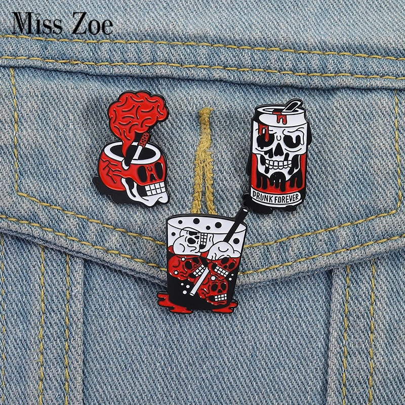 Schädel Soda Trinken Emaille Pins Benutzerdefinierte DRUNK FOREVER Broschen Revers Abzeichen Kleidung Punk Gothic Schmuck Geschenk für Kinder Freunde