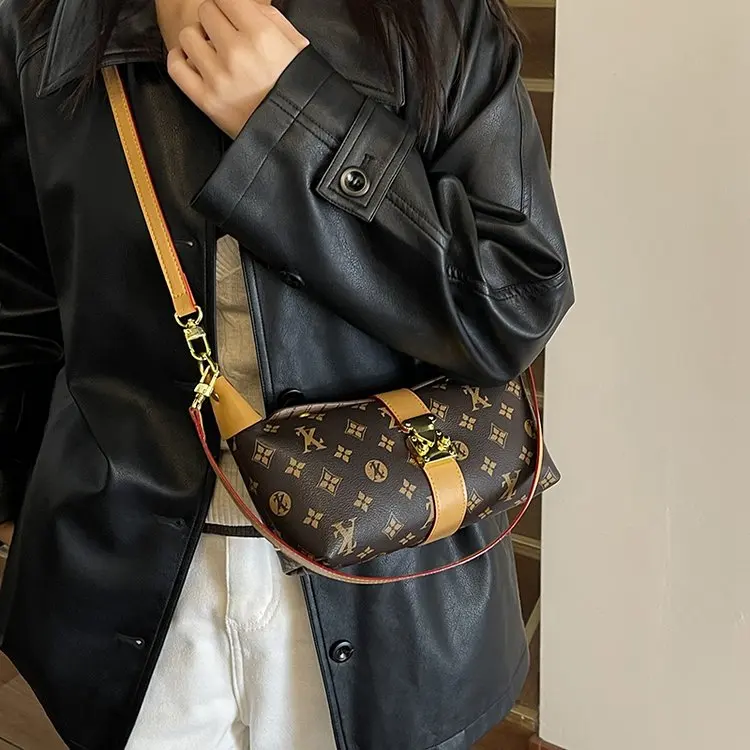 

Retro Chain Shoulder Bag, Structured Square Shape, Gold-Tone Links, Flap Closure with Magnetic Snap, New 2026