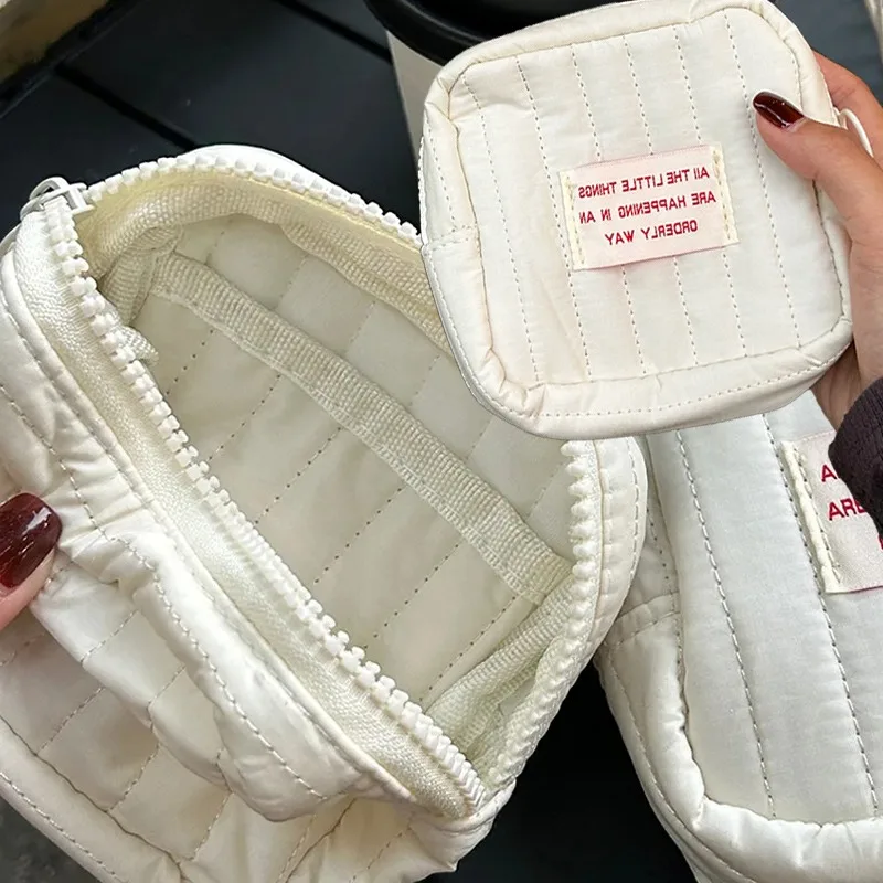 

Small Makeup Bags White Earphone Lipsticks Sanitary Pads Storage Container Soft Cloud Zipper Style Portable Cute Travel Bags