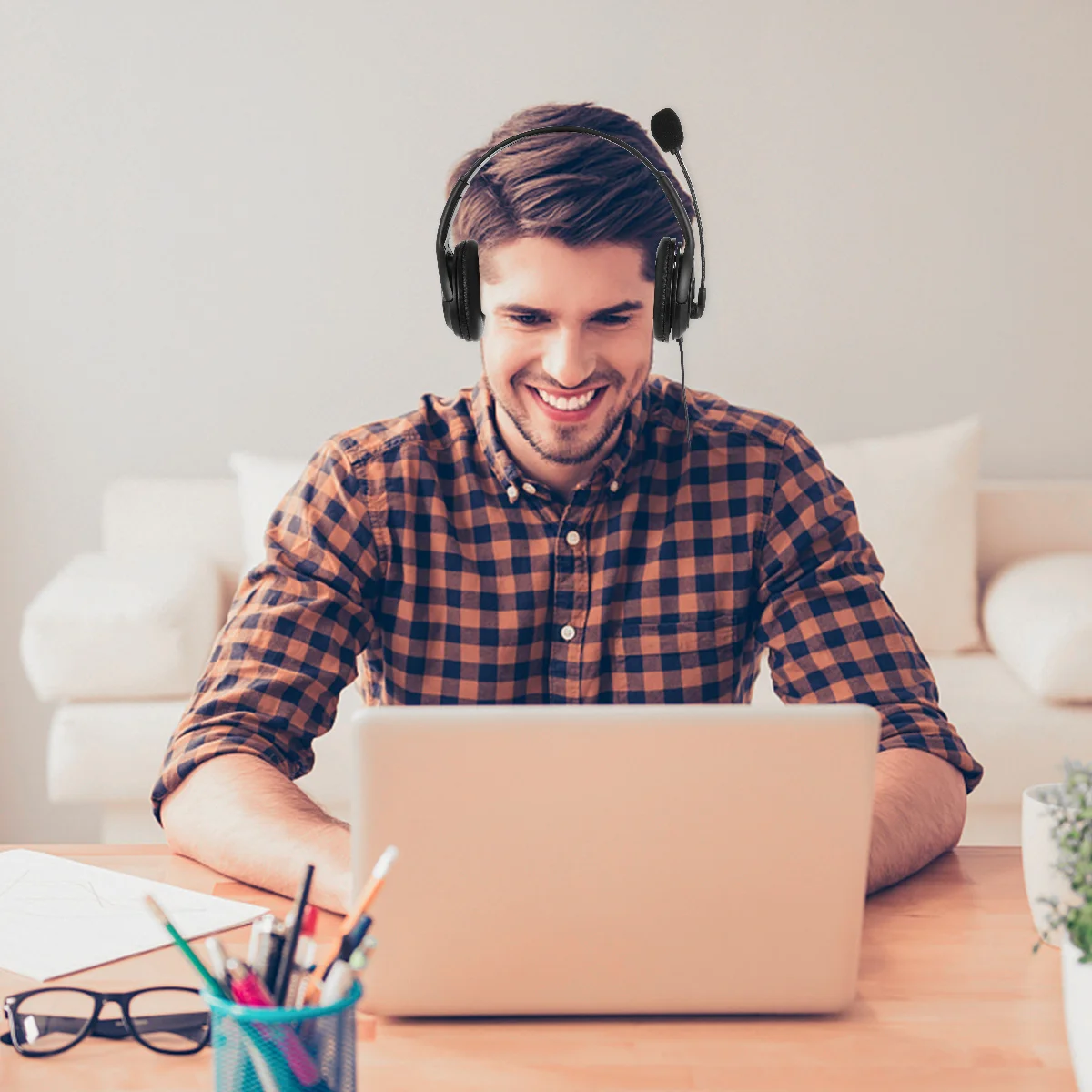 

Computer Earphone Gaming Headset High Precision Driver Cool Style Glowing Headset for Vivid and Ambient Noise