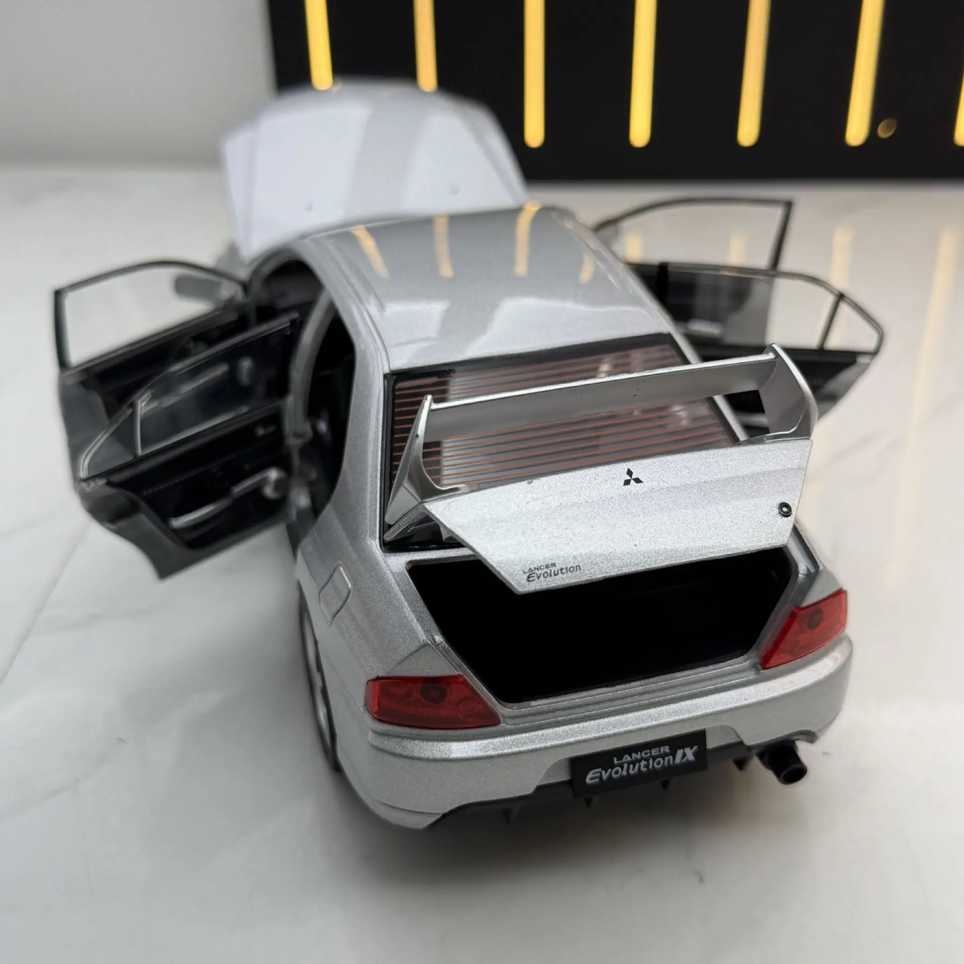 1:24 Lancer EVO 9 Street Car Alloy Car Diecast Model Sound & Light Pull Back Toy Car Ornaments Trendy Display Ornament Toy
