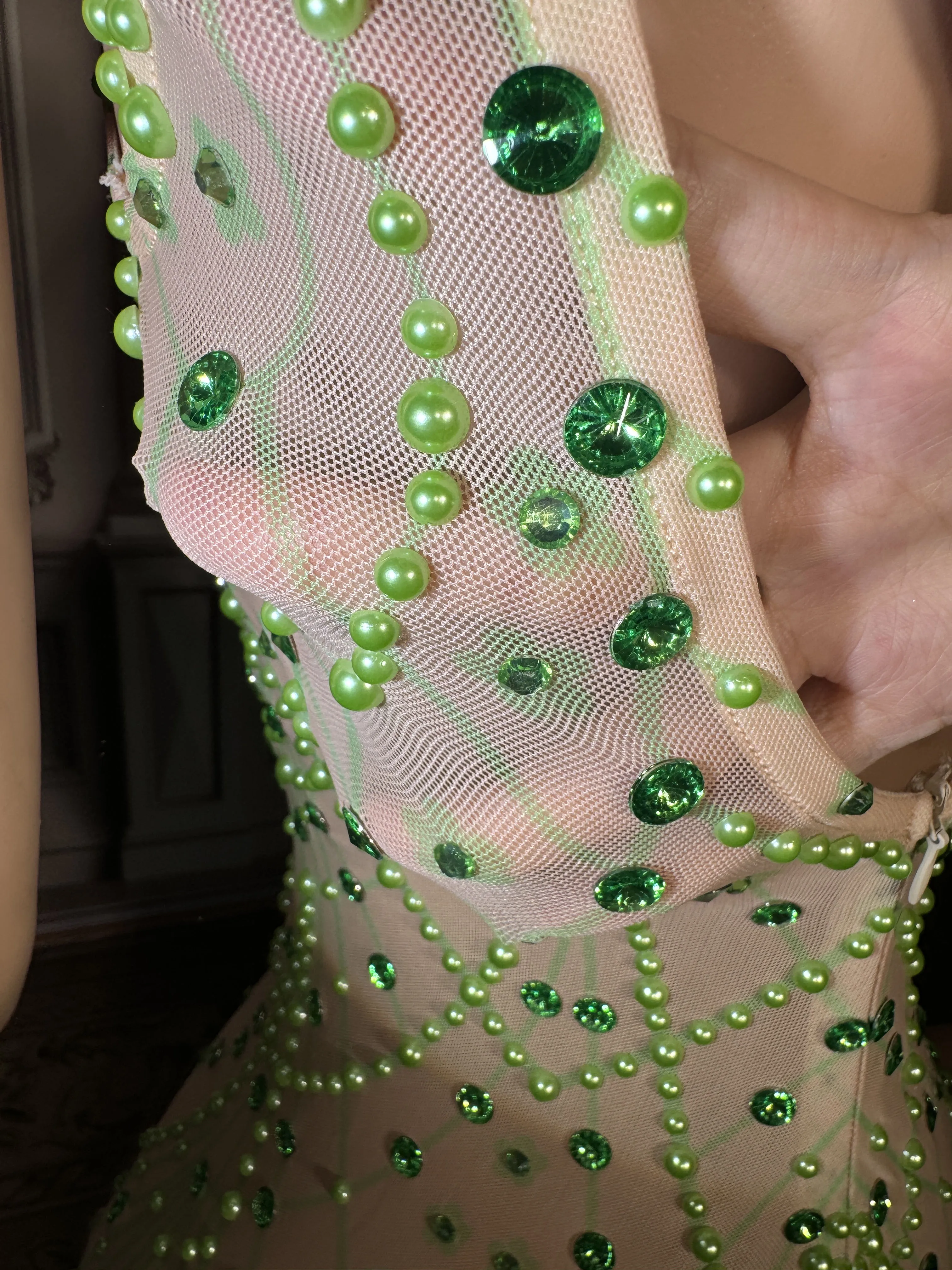 فستان ZD المثير بحجر الراين الأخضر - تصميم بدون ظهر مع قماش شفاف لتركيز منحنيات مثالية للحفلات وأداء المسرح