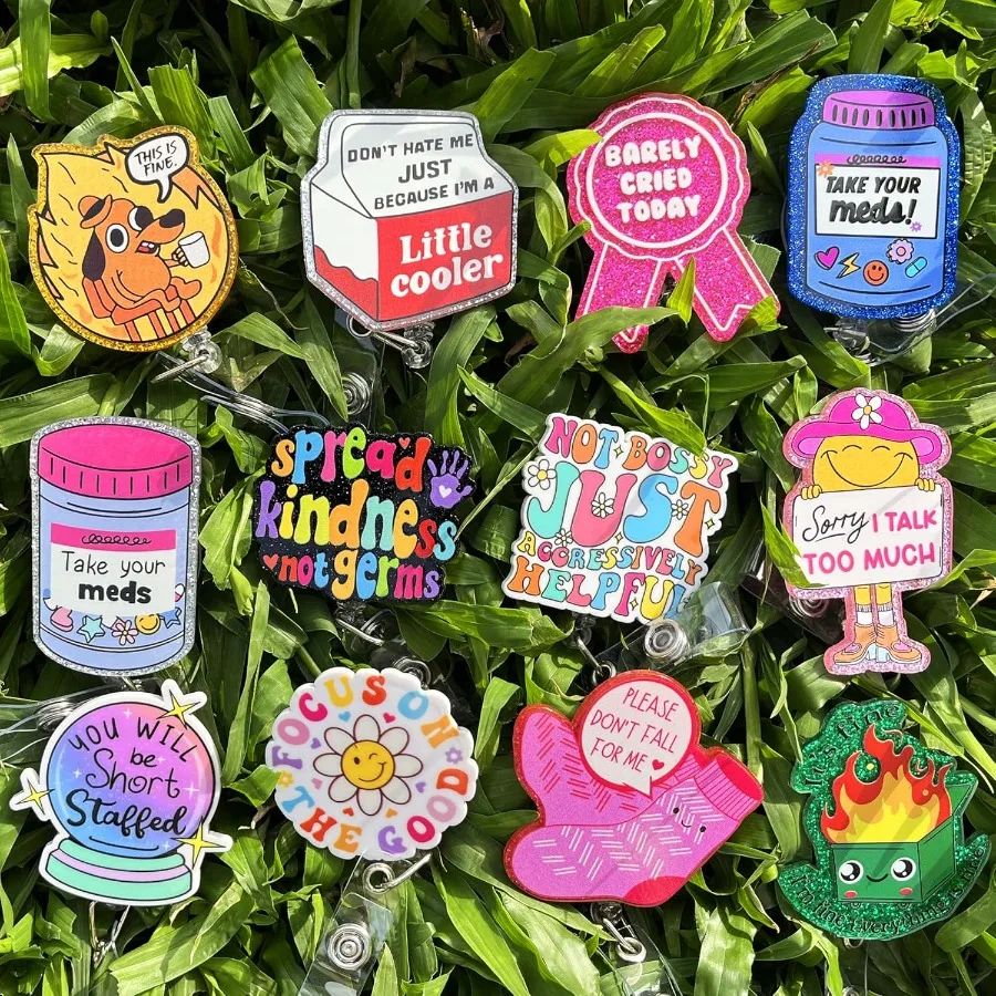 12 قطعة بكرات شارة مضحكة أصحاب شارة لطيف السائبة قابل للسحب معرف كليب الملونة التمريض المساعدين الطبية RN LPN CNA الأصدقاء Acce