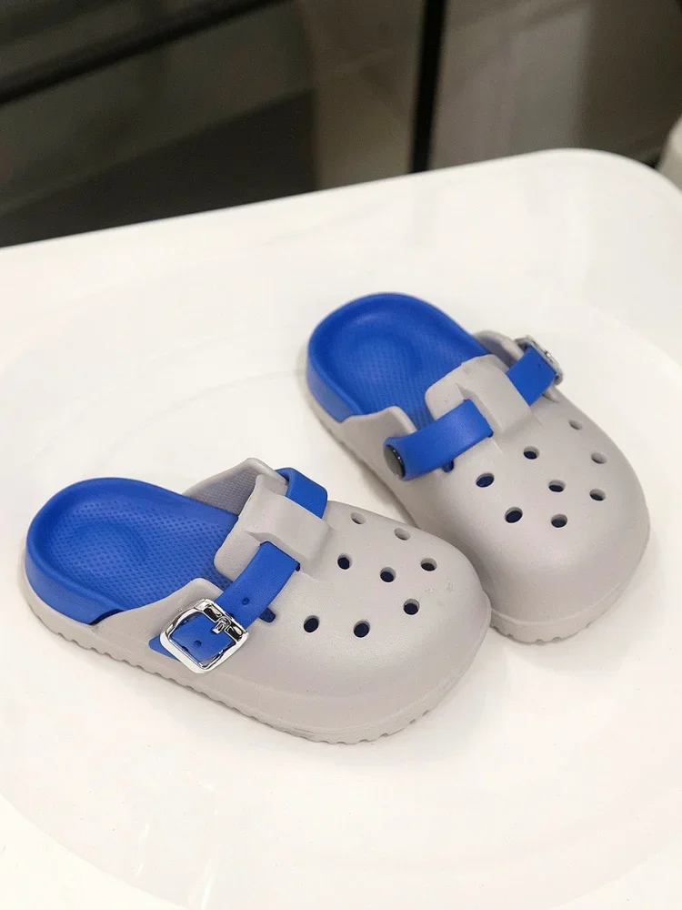 

Boys' color-blocking fashion all-season casual slippers are light and comfortable, outdoor play and travel can wear slippers