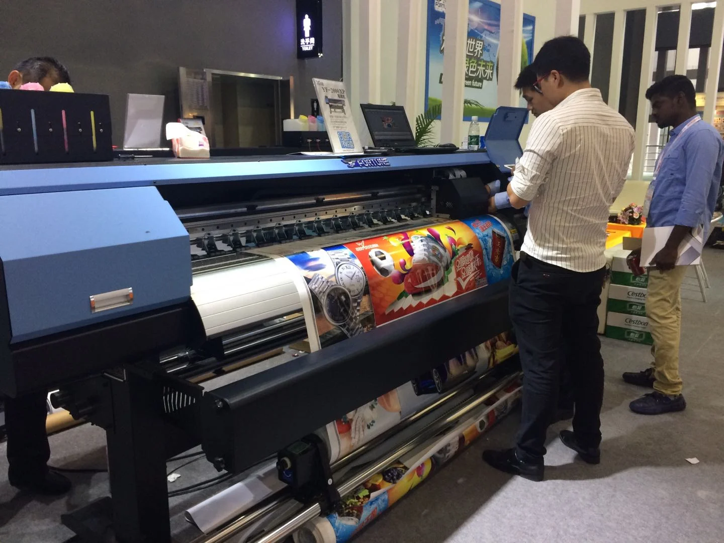 1.9M Industriële Digitale Groot Formaat Banner Printer I3200 Xp600 Eco Oplosmiddel Printer En Cutter Sticker Papier Inkjet Printer
