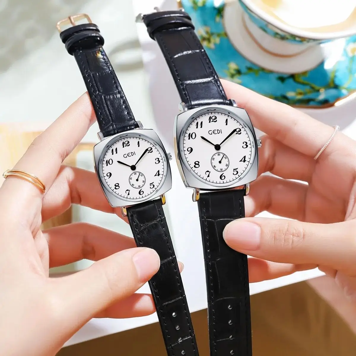 Men's and Women's Watches Casual Simple Waterproof Leather Wristband Fashionable and Versatile Quartz Watch Clock Gift UTHAI