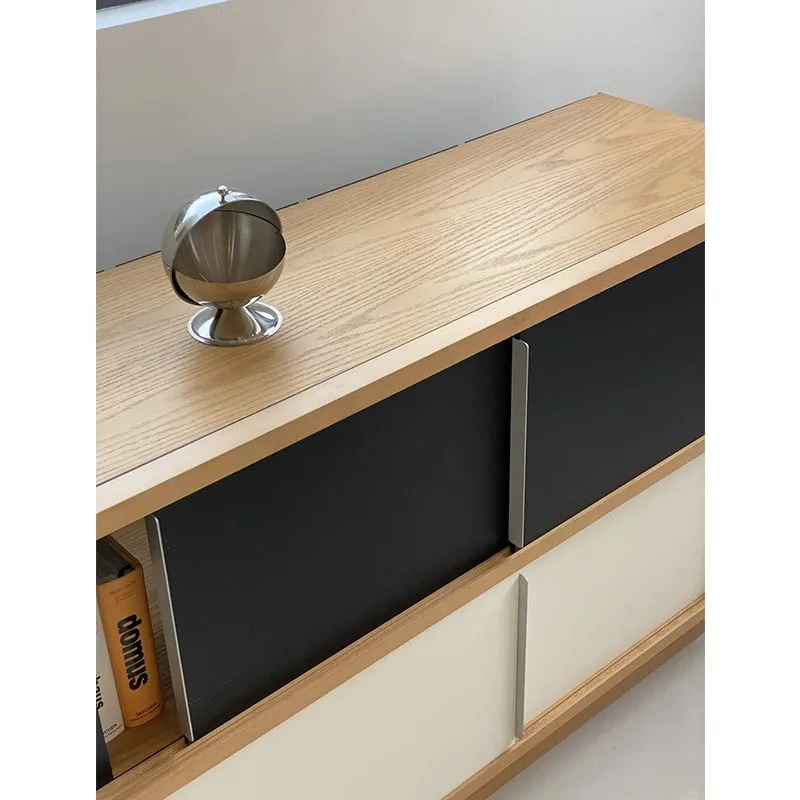 مزيج من الألوان المتناقضة باللونين الأبيض والأسود، خزانة جانبية من الأرض إلى الجدار، باب منزلق، خزانة جانبية لتناول الطعام، خزانة الشرفة