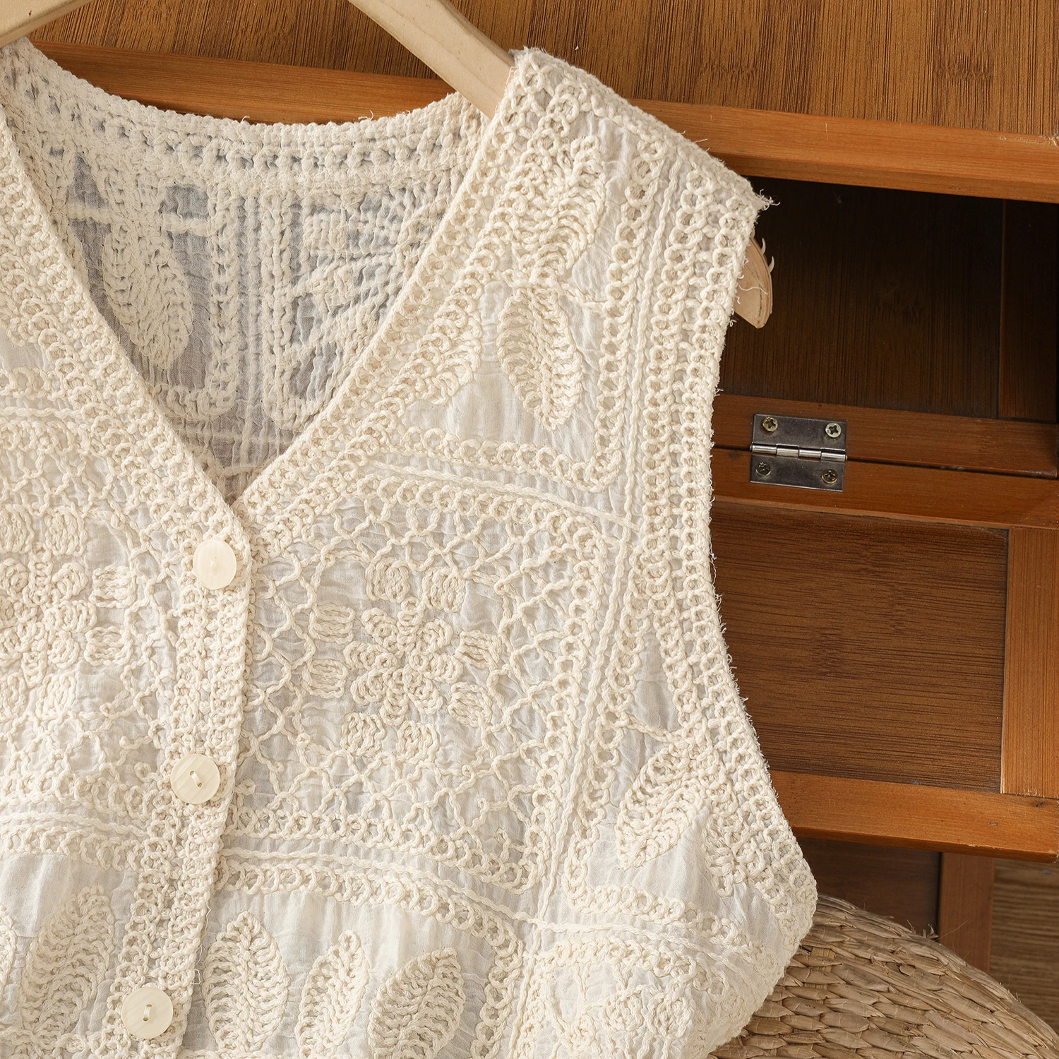Skeleton lace vest female summer new Korean fashion temperament elegant versatile thin section casual outer cardigan blouse