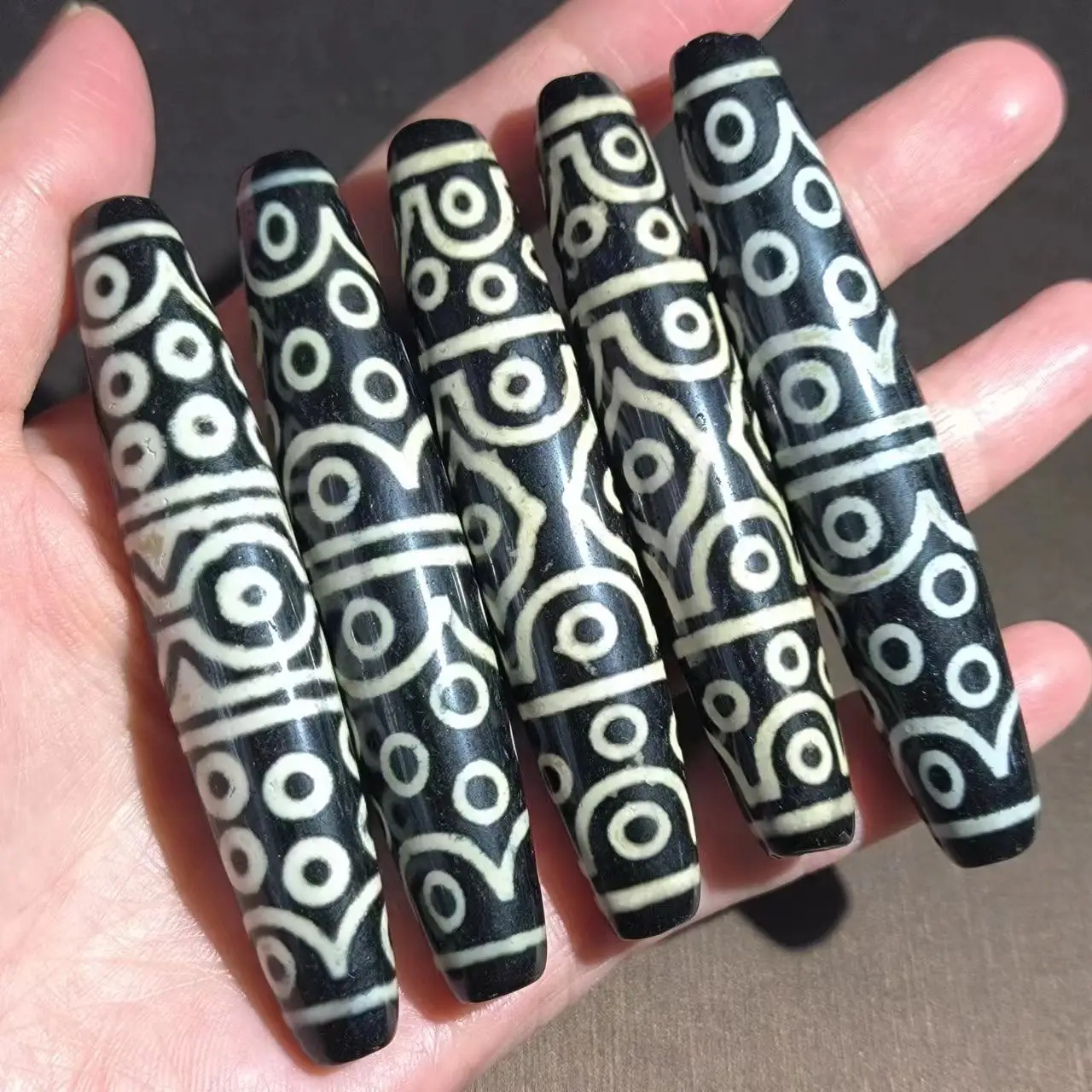 

1pcs/lot natural multi-eyed rare pattern old agate dzi Black and white Weathering lines Large size 80mm Ornaments jewelry taki