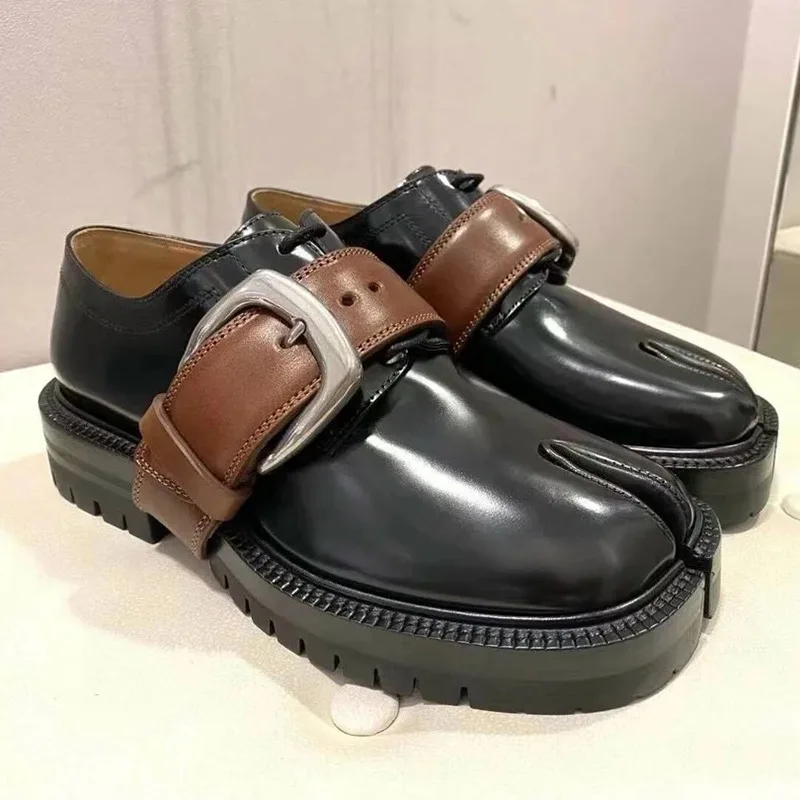 

2025 Новая мужская и женская обувь Tabi с разделенным носком, парная обувь, повседневная деловая обувь дерби из натуральной кожи со шнуровкой и пряжкой на ремне