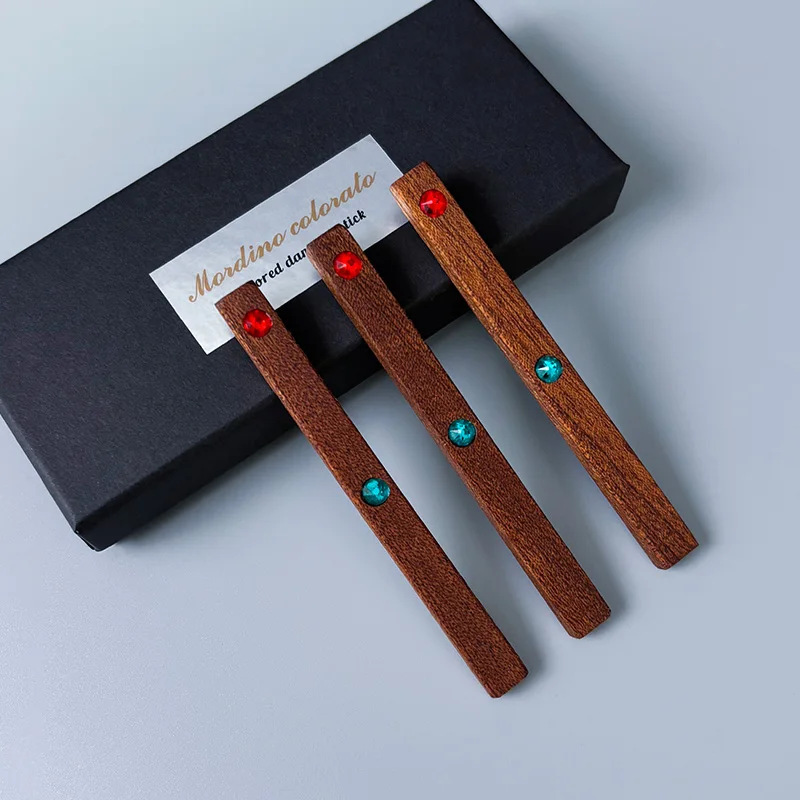 عصا الماس الملونة المصنوعة يدويًا من خشب الجوز الدعائم السحرية تتغير اللون أوهام ماجي للتحايل