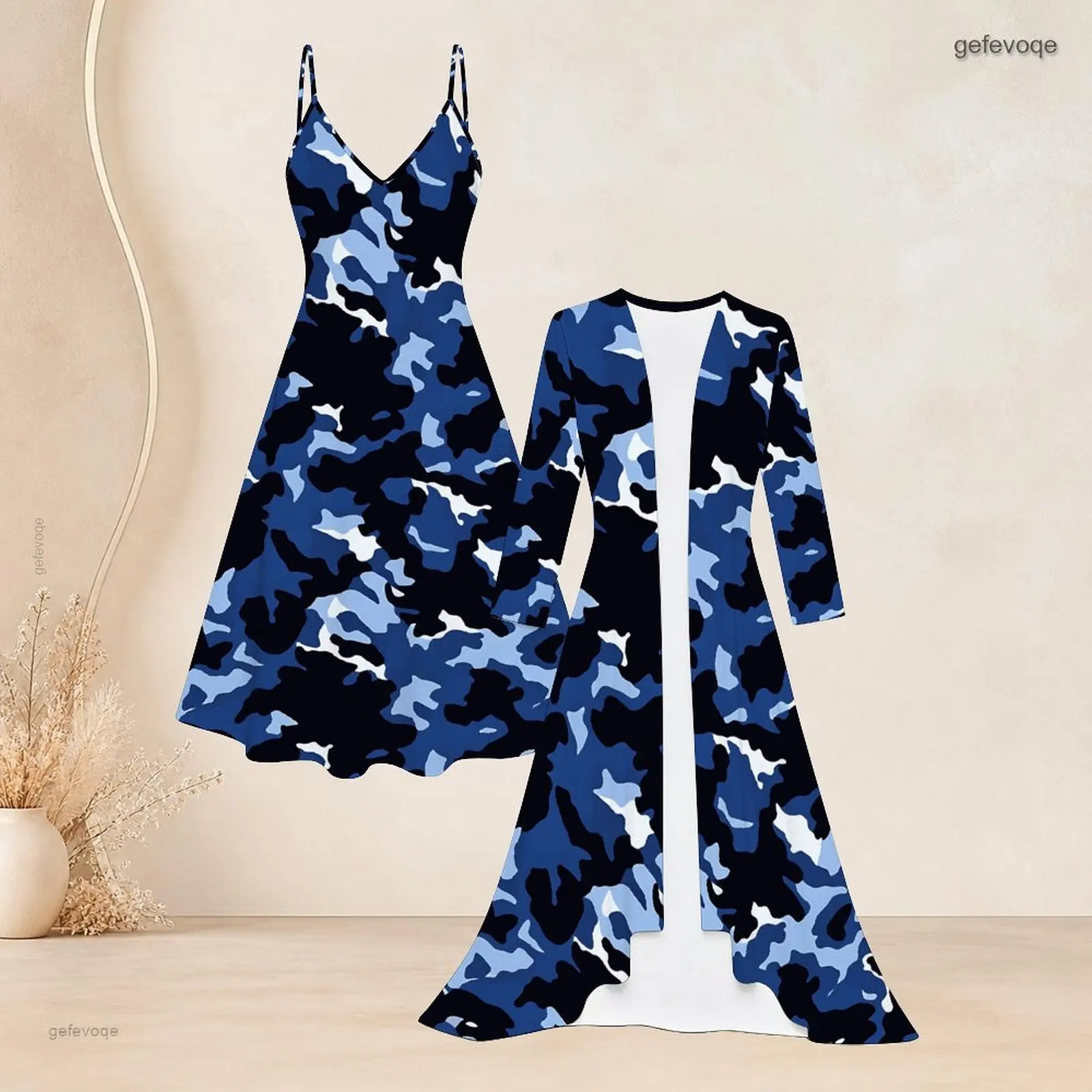Conjunto de dos piezas para mujer: vestido azul con estampado de camuflaje, escote en V y tirantes, y cárdigan largo con abertura frontal.