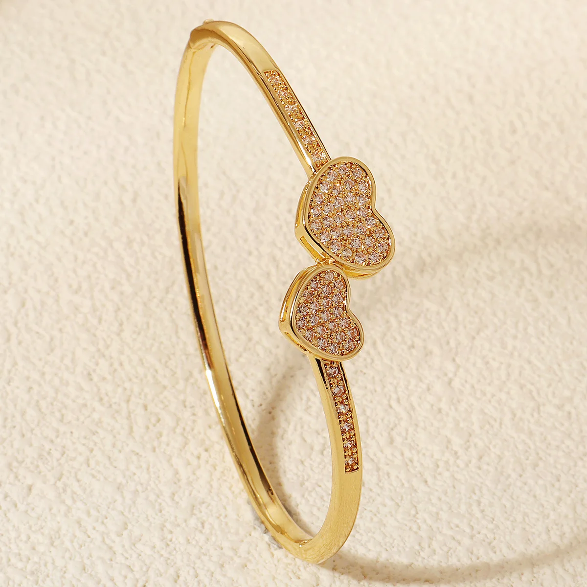 Squisito cuore in rame con zirconi Bracciale da donna Bracciale aperto con strass fatto a mano alla moda Bracciale a mano con gioielli da festa