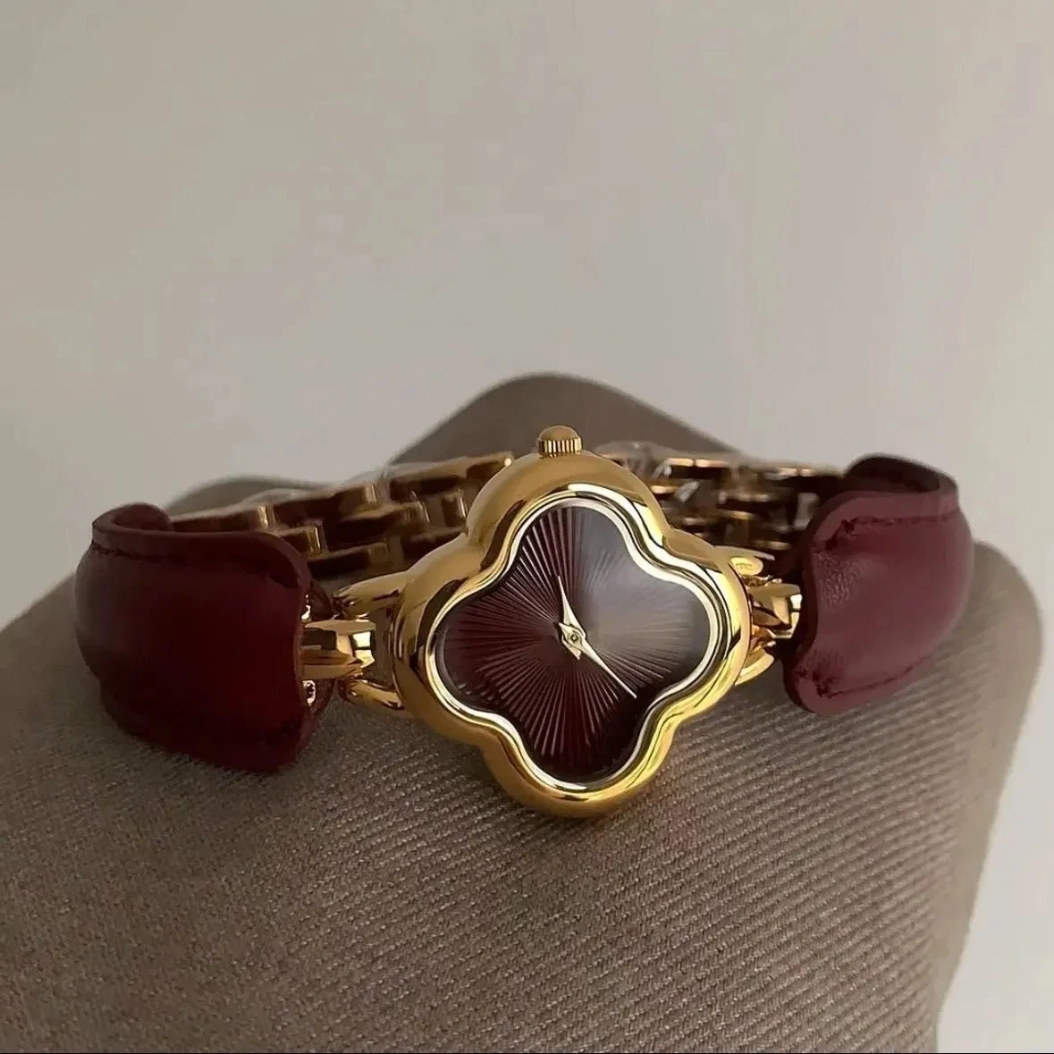 ساعة نسائية ريترو جديدة، ساعة كوارتز عصرية ريترو مع سوار بتصميم جلدي بأربع أوراق البرسيم