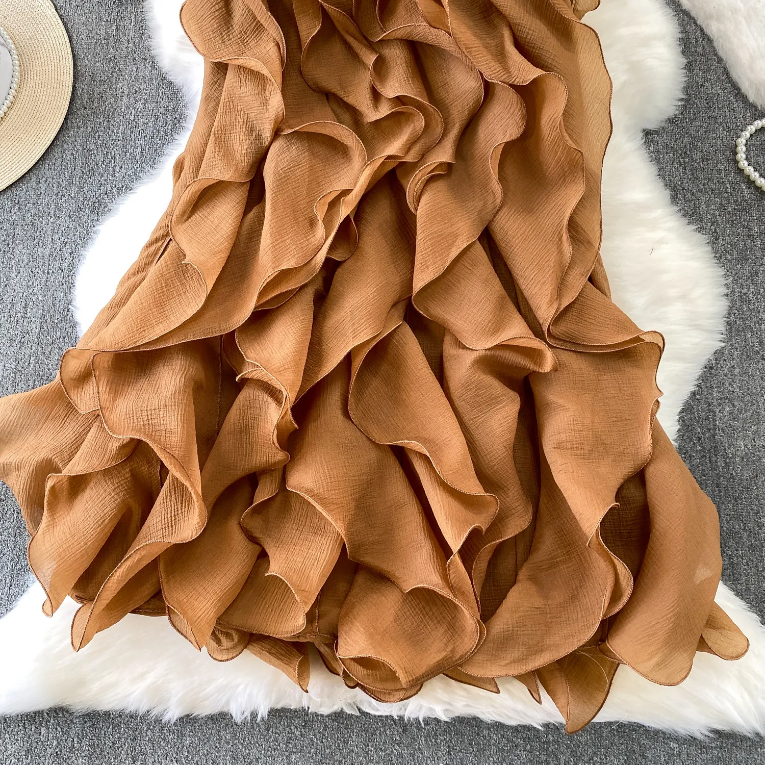 Seksowna brązowa/czerwona/biała/czarna sukienka z falbankami dla kobiet, letnia warstwowa mini sukienka z falistymi plisami, elegancka sukienka w stylu boho, sukienka w kształcie litery A.